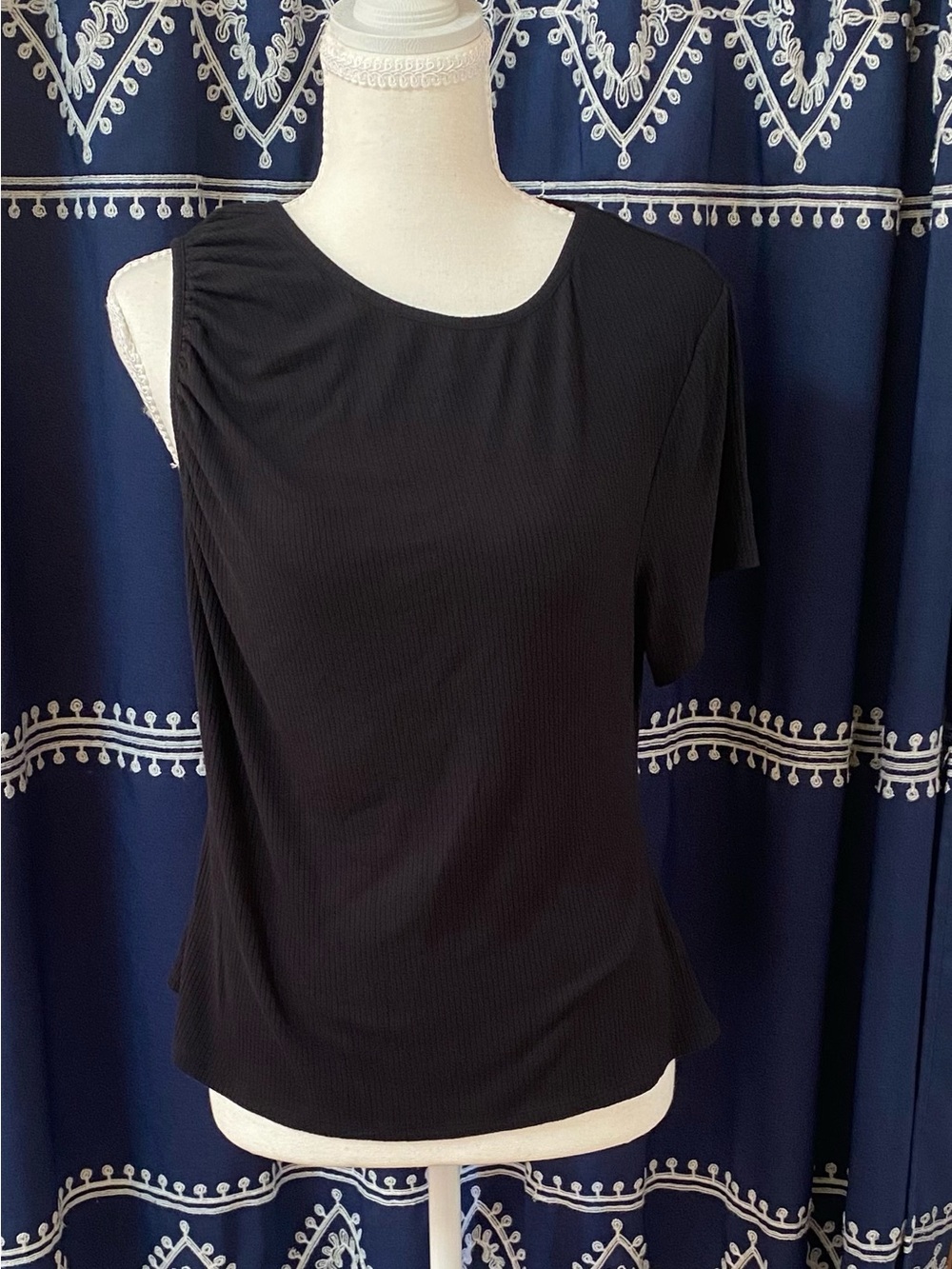 BCBGMaxAzria Black Asymmetrical Sleeve Ribbed Tank Top
